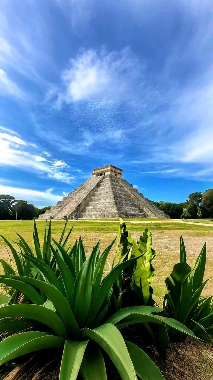 Pirámide con vegetación al frente