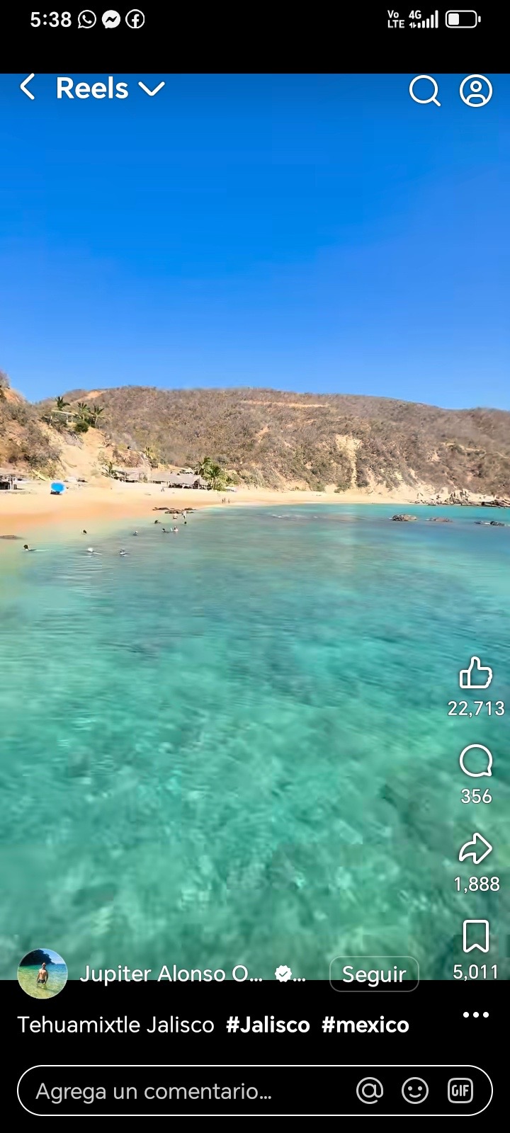 Playa y mar transparente